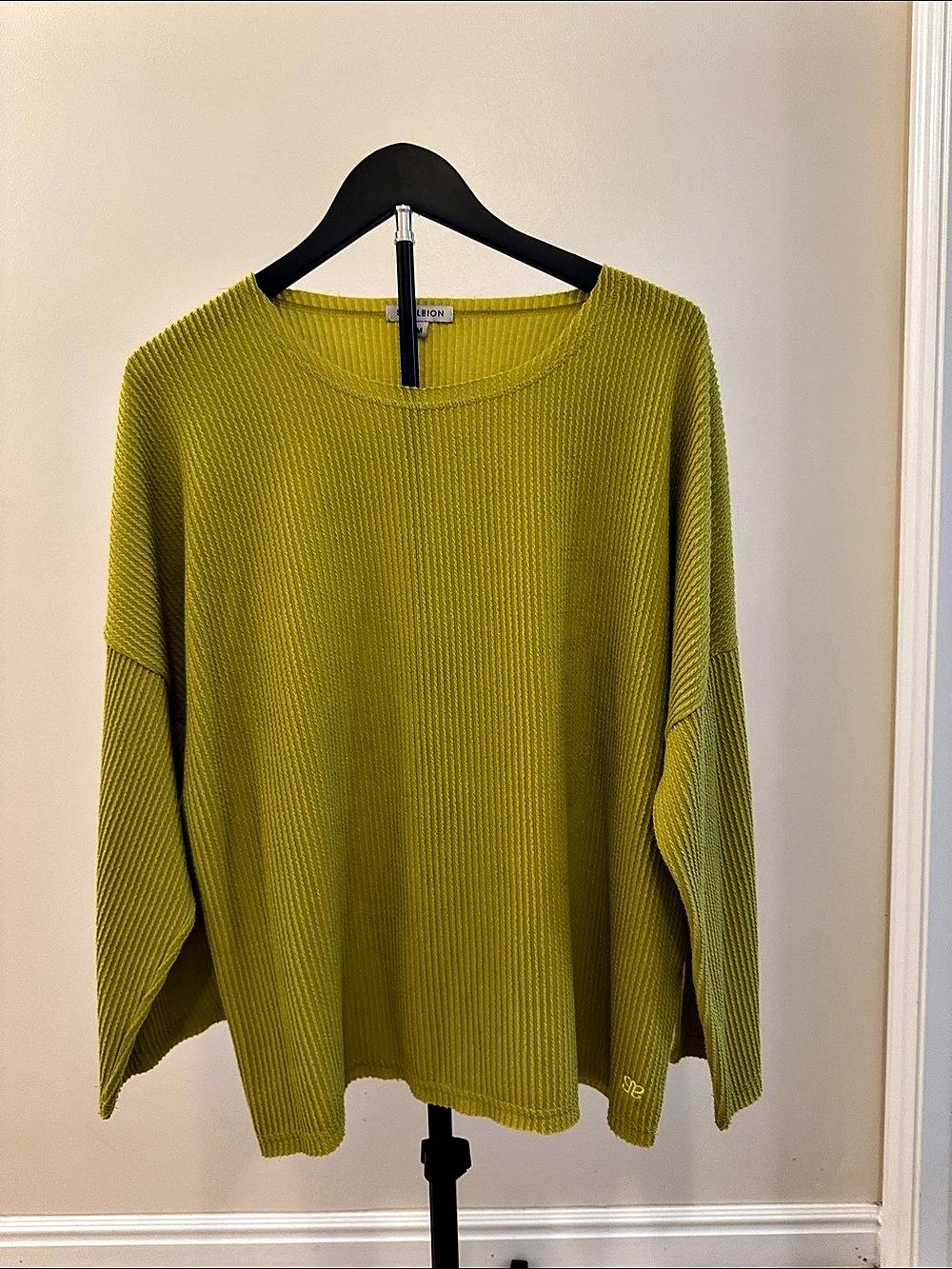 Albion Green Medium Knit Sweater Like New, three-quarter length sleeves